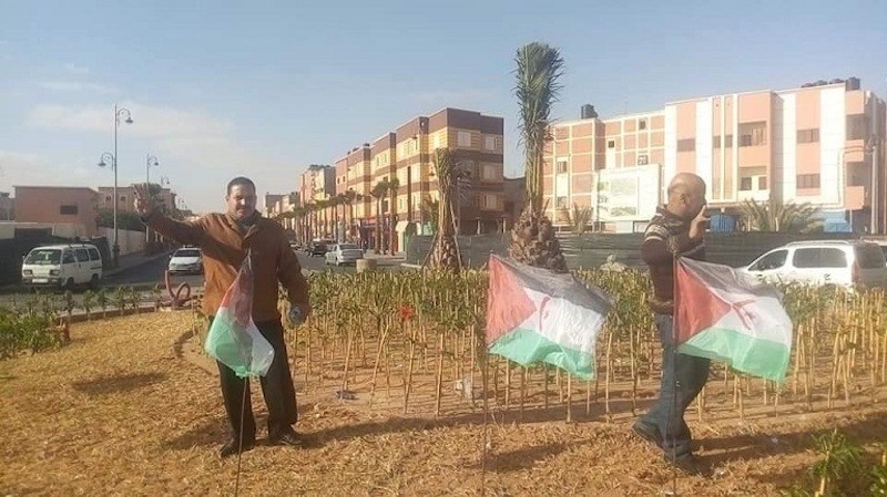 ali-salem-buyemaa-saadouni-bandera-saharaui-el-aaiun Solidaridad periodística española con el Sahara