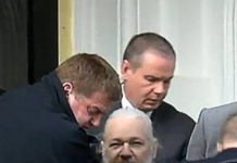 Policías británicos detienen a Julian Assange en la embajada de Ecuador en Londres, 11 de abril de 2019