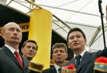 El presidente de la FIDE en 2016, Kirsan Ilyumzhinov, junto a Putin