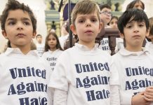 ONU/Rick Bajornas Niños con camisetas que leen "Unidos en contra del Odio" durante una reunión interreligiosa en la Sinagoga Park East de Nueva York
