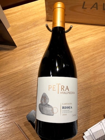 petra-de-valpiedra Petra de Valpiedra: un vino más allá de la moda, de tonos azulados con lagrima densa