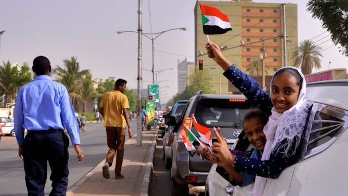 sudan-jovenes-celebran-caida-al-bashir Sudán: Golpe militar para echar al dictador tras meses de protestas populares