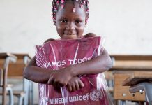 UNICEF / James Oatway Una niña de seis años recibe un paquete con material educativo de UNICEF en Beira, Mozambique, donde miles de personas se han visto afectadas por el ciclón Idai.