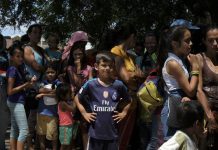 ACNUR / Santiago Escobar-Jaramillo: venezolanos hacen cola para cruzar la frontera con Colombia