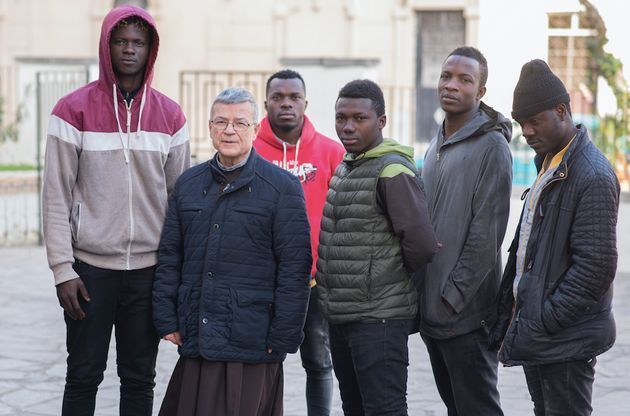 agrelo-con-inmigrantes-subsaharianos El Papa acepta la renuncia del arzobispo de los inmigrantes de Tánger