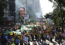 Una de las manifestaciones del 26 de mayo en Brasil, en respaldo al gobierno de Jair Bolsonaro y a la reforma previsional en trámite parlamentario. La propalación de banderas y la vestimenta de los participantes con los colores nacionales de amarillo y verde, así como efigies del presidente, como en esta protesta de Sao Paulo, reflejan una movilización muy organizada, que tuvo menos participación que la opositora del 15 de mayo. Rovena Rosa/Agência Brasil