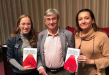 Paco Pastoriza con las profesoras Montserrat Jurado Martín y Beatriz Peña Acuña, en una fotografía de Novaciencia