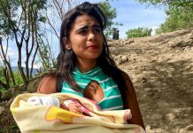 PMA / Dianna Dauber Michelle ha cruzado el río que hace de frontera entre Venezuela y Colombia con su bebé, Ashley, en los brazos. Necesita medicinas que no puede conseguir en su país y que sí obtendrá de la Cruz Roja en el lado colombiano