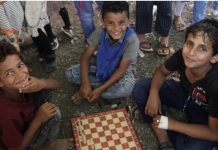 Niños refugiados en campamentos en Yemen juegan al ajedrez