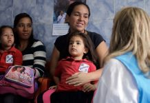 UNICEF / Velasquez La directora de comunicación de UNICEF habla con una madre que ha llevado a su hija a un examen nutricional en una escuela a las afueras de Caracas, Venezuela