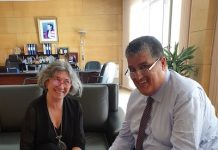 Omar Halli y Yolanda Soler en la firma del acuerdo entre el Instituto Cervantes y la UIZ