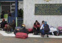 Acnur Santiago Escobar-Jaramillo: Venezolanos huyendo de la situación en el país llegan al puente internacional de Rumichaca, la principal vía de entrada en Ecuador a través de Colombia.