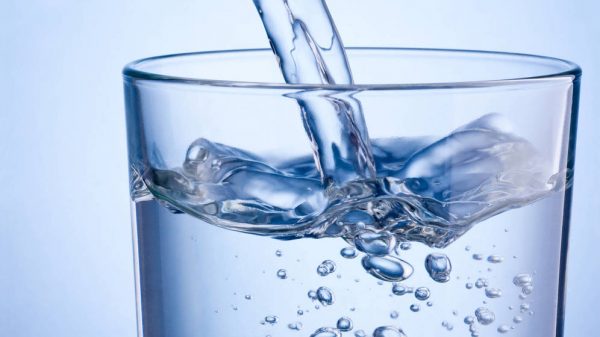 agua-600x337 Retención de líquidos en verano: causas y dieta para solucionarlo