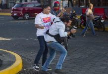 Fotógrafo golpeado durante una manifestación en Nicaragua.