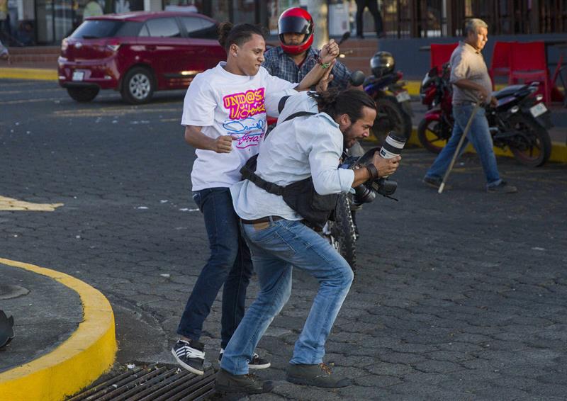 alfredo-zc3bac3b1iga-reportero-grc3a1fico-de-la-agencia-de-noticias-ap-es-golpeado-y-robado-por-un-militante-de-la-juventud-sandinista.-efe Periodismo en Nicaragua: acoso fiscal y judicial contra medios y periodistas