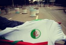 Aficionados muestran las camisetas de la selección de Marruecos y Argelia.