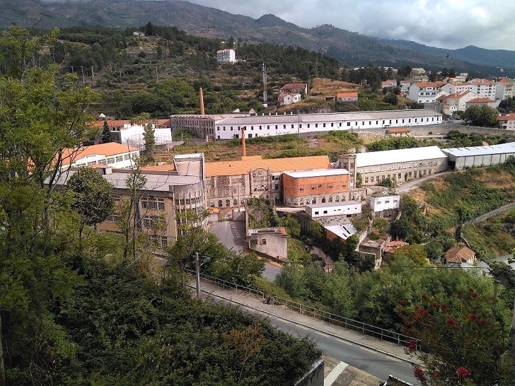 covilha-fabricas-abandonadas Covilhã, puerta y leones de Serra Estrela