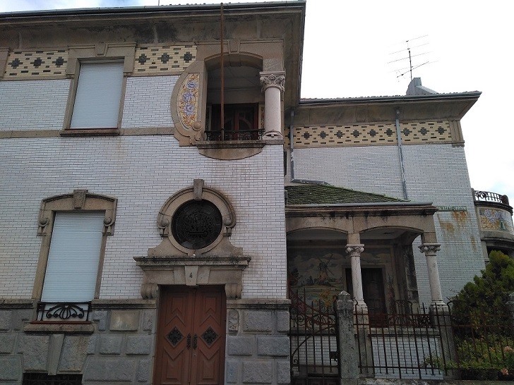 covilha-palacete Covilhã, puerta y leones de Serra Estrela