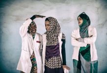 Fotos de jóvenes saharauis en la muestra ‘En pie entre polvo y la arena’ de Nuria González