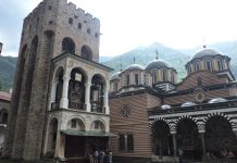 Monasterio de Rila en Bulgaria: torre antigua e iglesia de la Natividad.