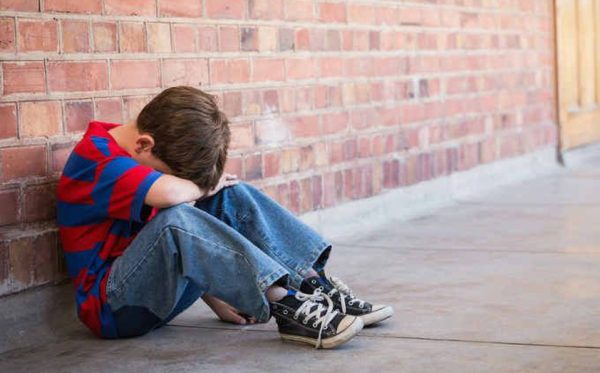 ninos-tristes-600x373 Niños: vinculada la hiperlaxitud con la ansiedad