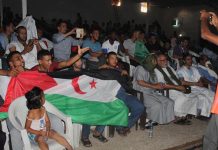 Saharauis luciendo su bandera siguiendo por la televisión la final de la Copa Africana