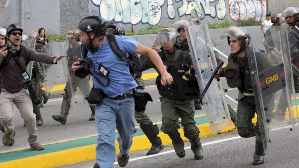 venezuela-politcal-crisis-600x337 Contra la banalización de los insultos a periodistas