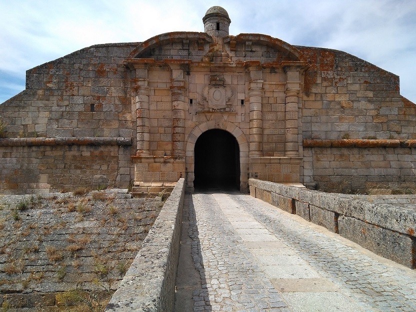 Almeida-puerta-de-San-Francisco Almeida, la fortaleza de estrella