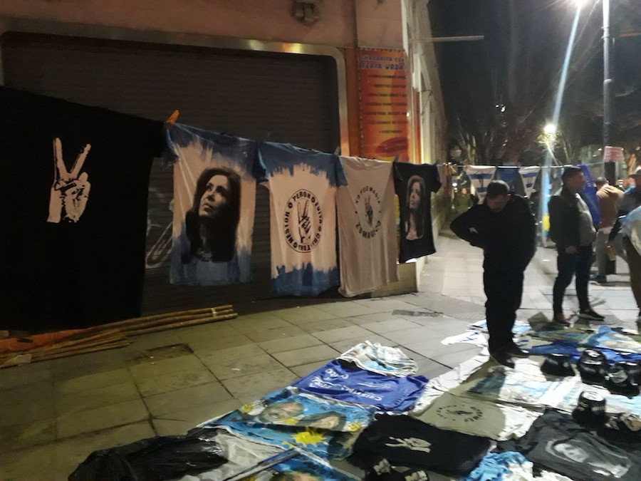 Daniel-Gutman-IPS-Buenos-Aires-camisetas-electorales El peronismo prepara su regreso al poder: Macri se hunde en las primarias