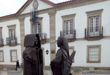 Escultura de pareja de mirandeses en Miranda do Douro