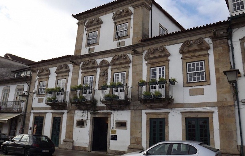 Fachada-Museo-Alvarinho-Monçao La raia, Monçao y Miranda do Douro, resistencia y vinos