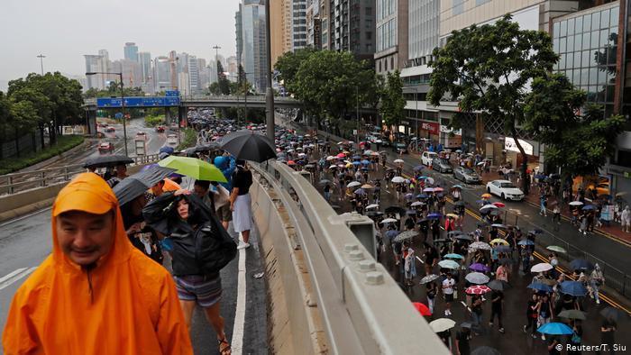 Hong-Kong-manifestantes-hacia-Victoria-Park-19AGO2019 Hong Kong: más de un millón de manifestantes bajo la lluvia