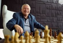 Karpov en Chartres con motivo del campeonato nacional de Francia de ajedrez.