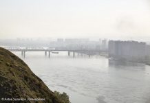 La ciudad de Krasnoyarsk bajo en humo de los incendios forestales siberianos