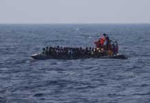 MSF/Hannah Wallace Bowman: El equipo de rescate de SOS Mediterranee en RHIB se dirige hacia un bote de goma en apuros y distribuye chalecos salvavidas a hombres, mujeres y niños.