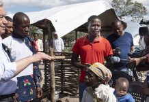 ONU//Eskinder Debebe: El Secretario General, António Guterres, durante una reciente visita a Mozambique, donde pudo escuchar a los afectados por los dos ciclones que golpearon el país, efecto del cambio climático.