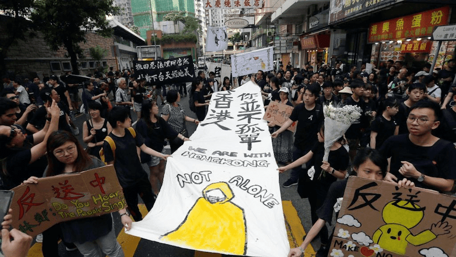 Hong-Kong-pancartas-suicidios Hong Kong, episodio 16º de protesta prodemocracia