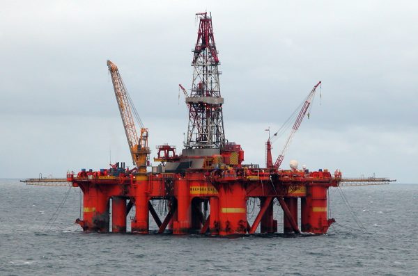Oil_platform_in_the_North_Sea-600x397 Estafas amorosas: el último recurso de los ladrones