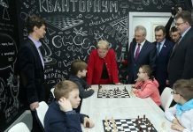 La ministra de Educación y Ciencia de Rusia, Olga Vasilieva, junto a escolares jugando ajedrez.