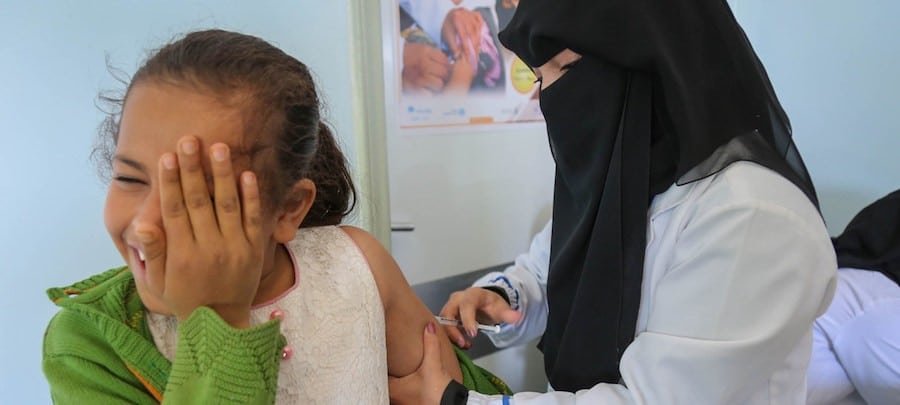 UNICEF-Alaidroos-vacuna-contra-el-sarampión-y-la-rubeola-en-Yemen-2019 Facebook se compromete a ofrecer información autorizada sobre vacunas