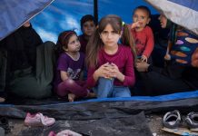ACNUR/Gordon Welters: Una familia siria de Idlib que llegó recientemente a la isla griega de Lesbos se alberga en un huerto de olivos adyacente al centro de recepción de Moria.