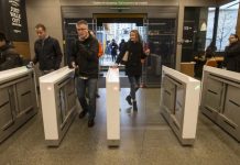 Los compradores escanean la aplicación Amazon Go en los dispositivos móviles al ingresar a la tienda Amazon Go, el 22 de enero de 2018 en Seattle, Washington. Stephen Brashear — Getty Images