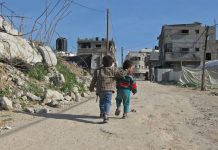 Banco Mundial / Natalia Cieslik: Dos niños caminan por la carretera en Gaza, donde la Agencia de Obras Públicas y Socorro de las Naciones Unidas para los Refugiados de Palestina (UNRWA) mantiene la asistencia alimentaria a más de un millón de refugiados palestinos.