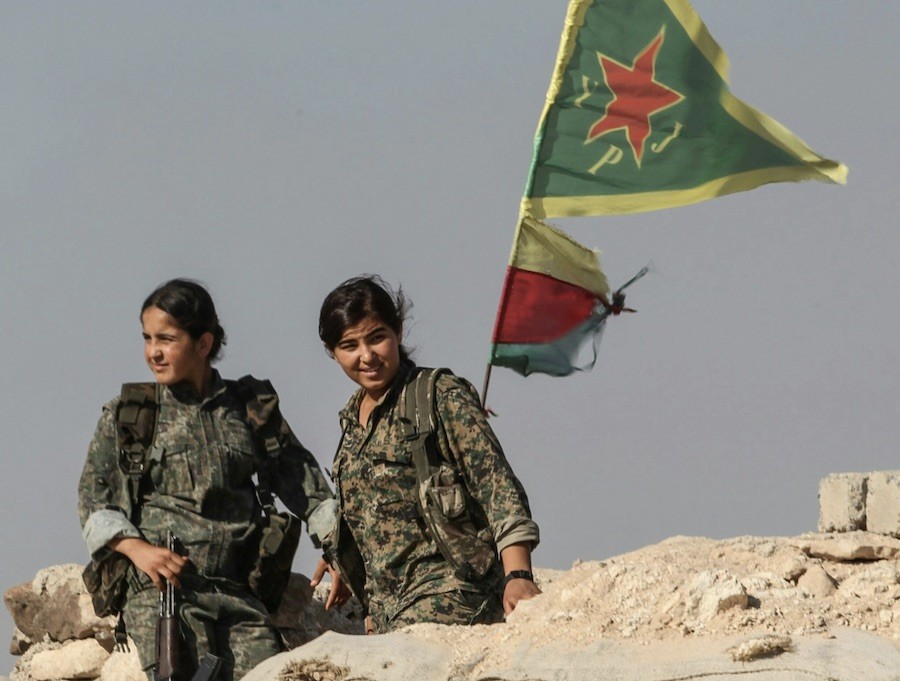 Combatienes-del-YPJ-en-Rojava Podemos pide que España rechace la ofensiva de Turquía contra el pueblo kurdo