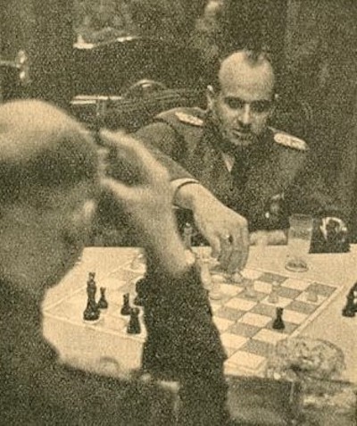 Hans-Frank-ante-el-tablero Nazis y ajedrez