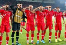 Jugadores de la selección de Turquía hacen el saludo militar tras ganar a Albania
