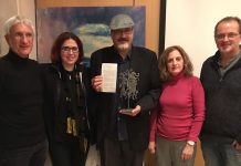 Ali Lmrabet, con gorra, en el centro, con el premio Veu Llibre.