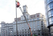 Banderas de España en plazas públicas