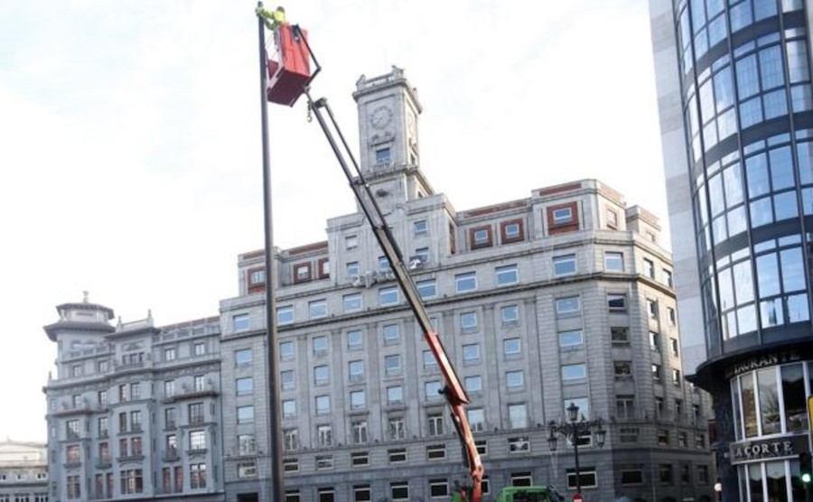 Banderas-de-España-en-plazas-públicas De enseñas patrias y fartódromos municipales