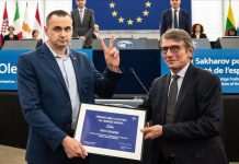 Oleg Sentsov recibe el Premio Sajarov de manos del presidente del Parlamento Europeo, David Sassoli